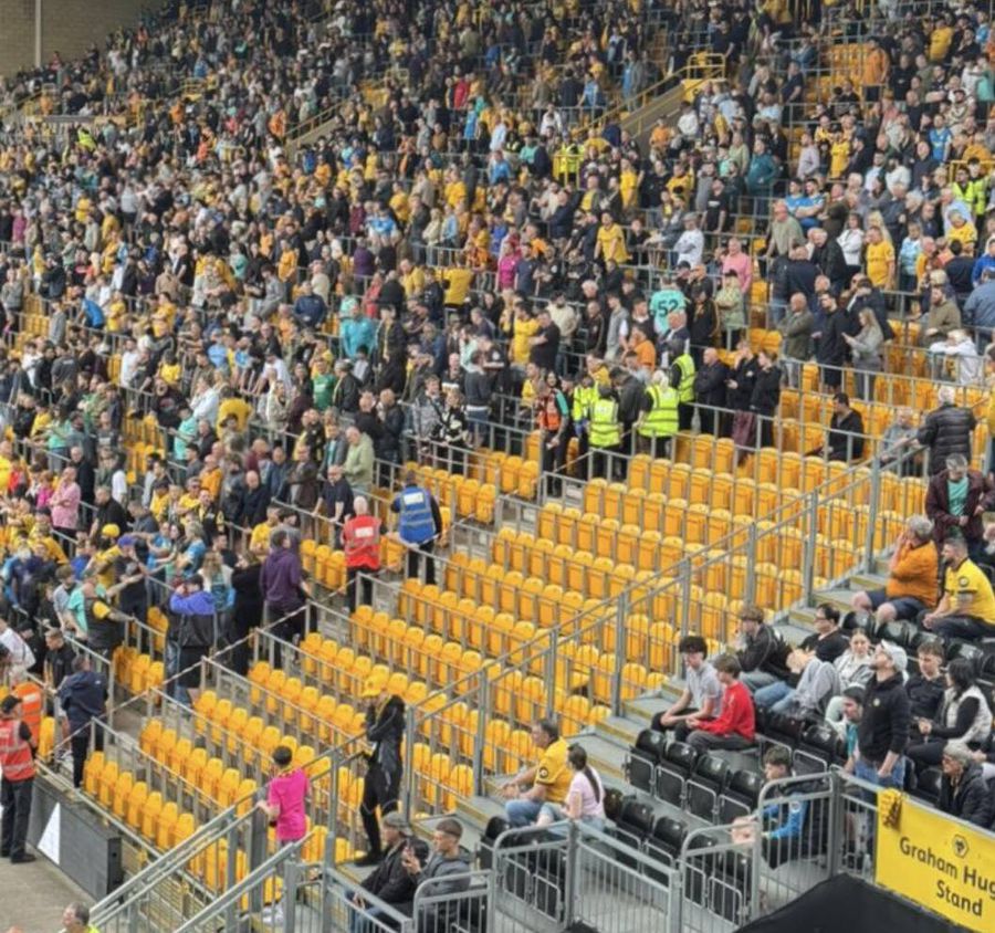 O bucată de metal a căzut de pe acoperișul stadionului din Premier League » Fanii puteau asista la o tragedie