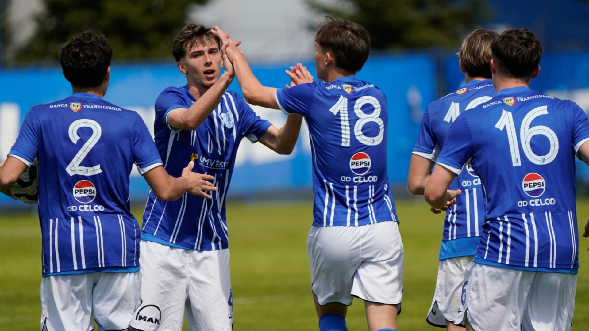Jucători Farul Constanța campioană sărbătorind pe teren victoria 3-0 în Liga de Tineret România și calificarea în UEFA Youth League | sursa foto: Gazeta Sporturilor Jucători Farul Constanța campioană sărbătorind pe teren victoria 3-0 în Liga de Tineret România și calificarea în UEFA Youth League | sursa foto: Gazeta Sporturilor