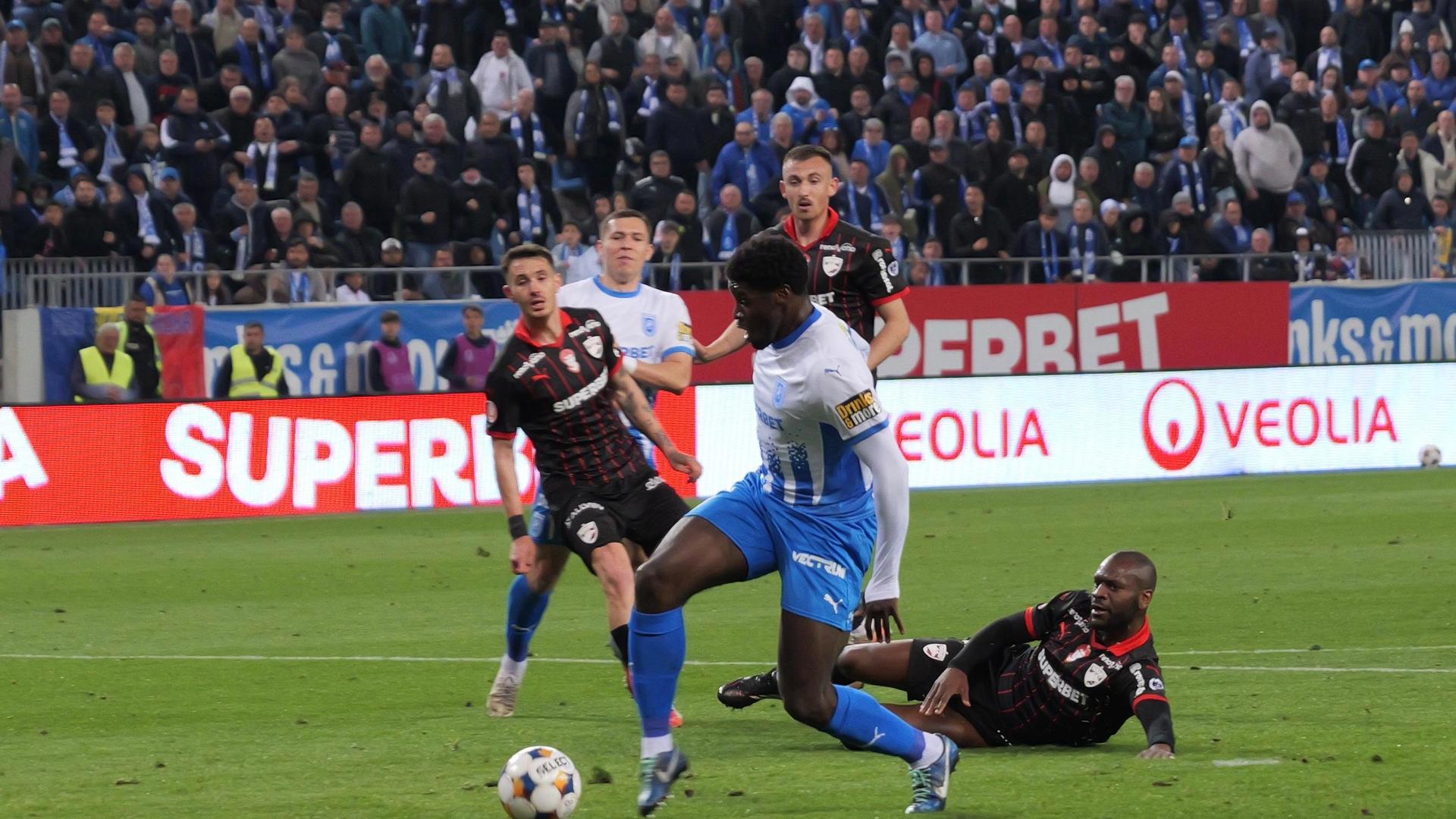 Jucători Dinamo protestând vehement în fața arbitrului după greșeala arbitraj și suspendarea arbitru la meciul cu Universitatea Craiova. | sursa foto: Gazeta Sporturilor