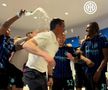 Imagini nebune din vestiarul lui Inter după titlu: Chivu și-a aruncat sacoul de antrenor și s-a descătușat!