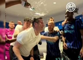 Imagini nebune din vestiarul lui Inter după titlu: Chivu și-a aruncat sacoul de antrenor și s-a descătușat!