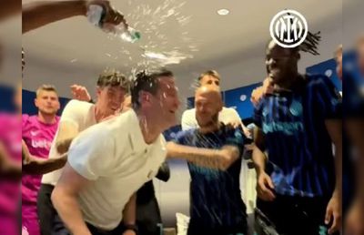 Imagini nebune din vestiarul lui Inter după titlu: Chivu și-a aruncat sacoul de antrenor și s-a descătușat!