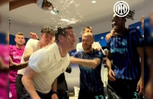 Imagini nebune din vestiarul lui Inter după titlu: Chivu și-a aruncat sacoul de antrenor și s-a descătușat!