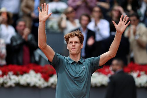 Jannik Sinner salutând publicul de la Madrid FOTO Guliver/GettyImages
