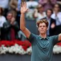 Jannik Sinner salutând publicul de la Madrid FOTO Guliver/GettyImages