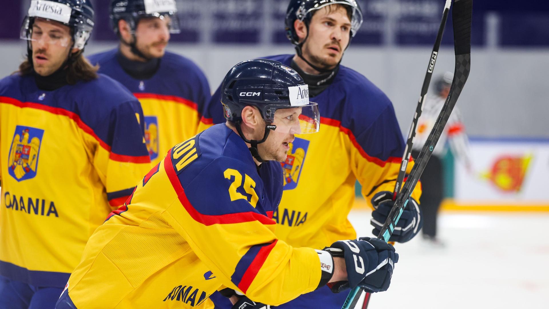 Jucători români și estonieni în acțiune pe gheață în meciul din Divizia I/B hochei la Campionatul Mondial hochei pe gheață România. | sursa foto: Gazeta Sporturilor