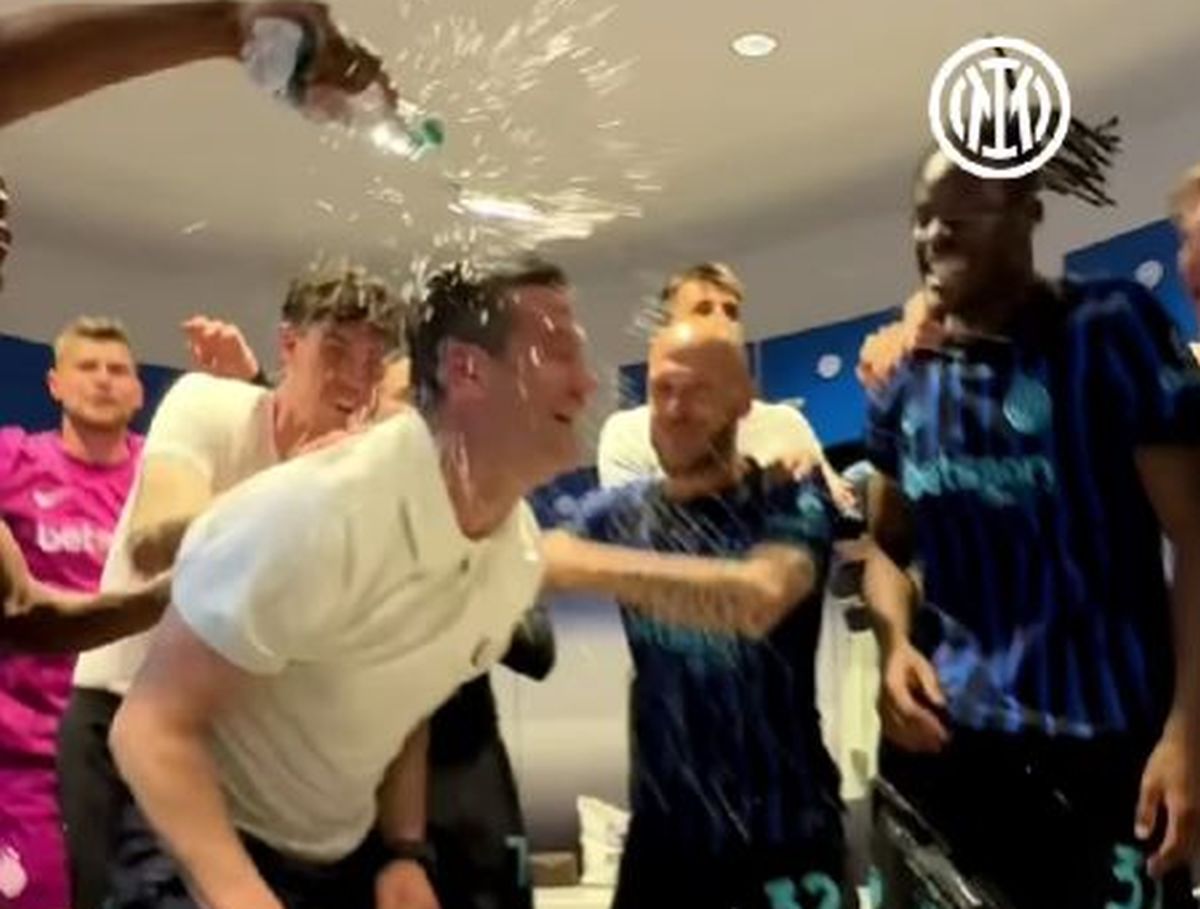 Imagini nebune din vestiarul lui Inter după titlu: Chivu și-a aruncat sacoul de antrenor și s-a descătușat!