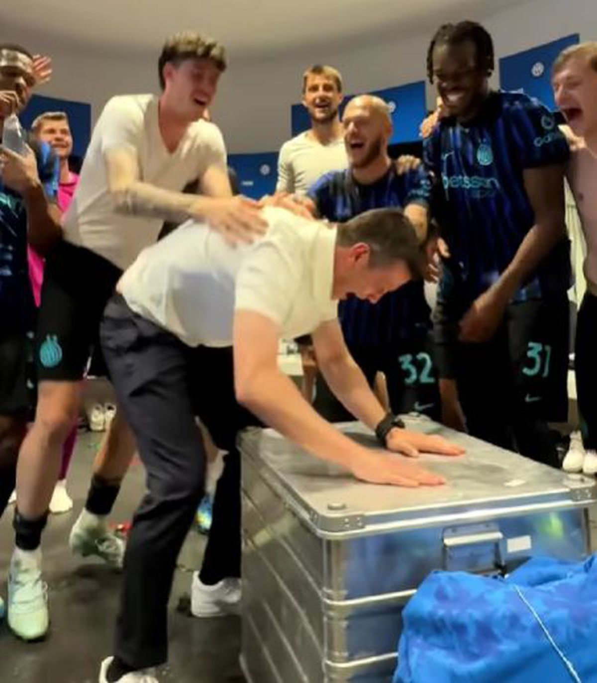 Imagini nebune din vestiarul lui Inter după titlu: Chivu și-a aruncat sacoul de antrenor și s-a descătușat!