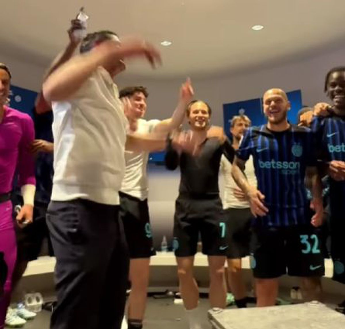 Imagini nebune din vestiarul lui Inter după titlu: Chivu și-a aruncat sacoul de antrenor și s-a descătușat!