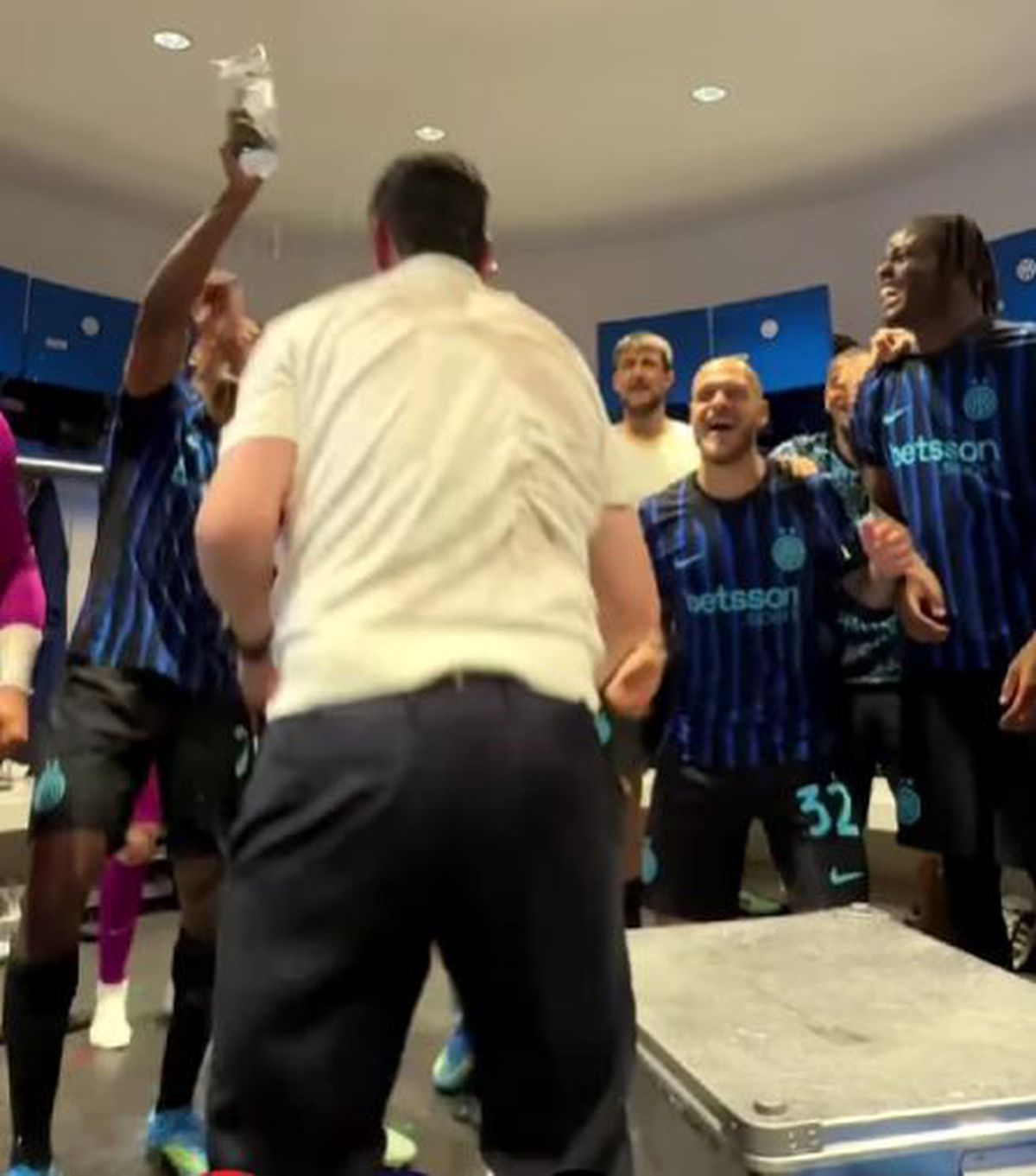 Imagini nebune din vestiarul lui Inter după titlu: Chivu și-a aruncat sacoul de antrenor și s-a descătușat!