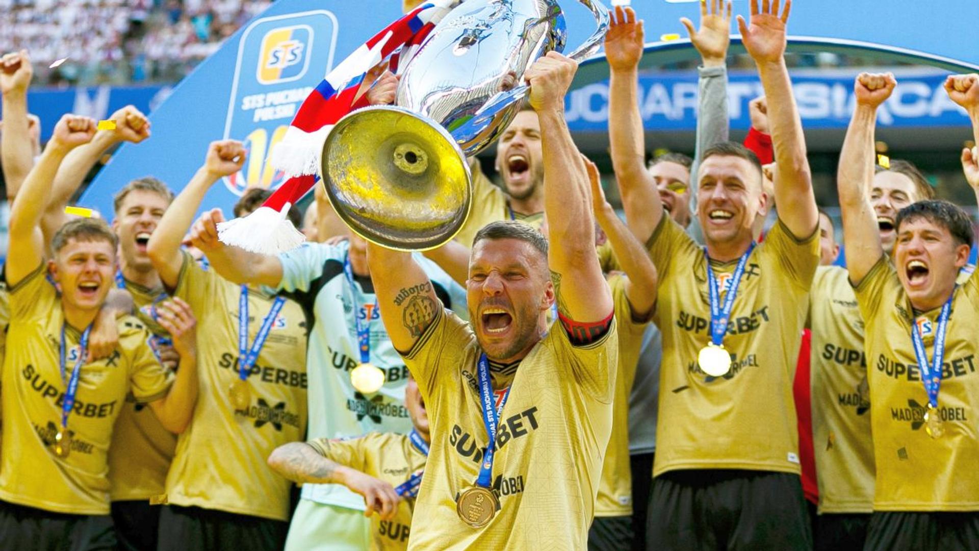 Lukas Podolski ridicând trofeul Cupei Poloniei cu Gornik Zabrze pe Stadionul Național, final carieră la 40 de ani | sursa foto: Gazeta Sporturilor Lukas Podolski ridicând trofeul Cupei Poloniei cu Gornik Zabrze pe Stadionul Național, final carieră la 40 de ani | sursa foto: Gazeta Sporturilor