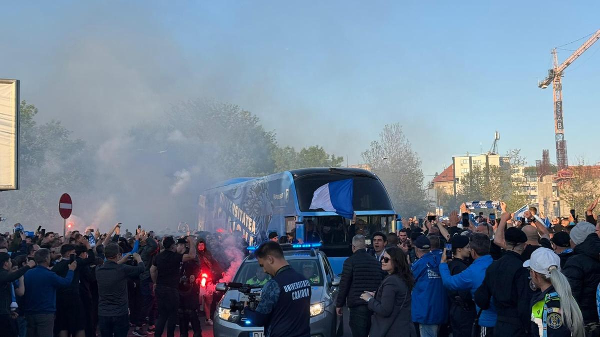 Atmosfera creată de suporterii olteni înainte de Universitatea Craiova - Dinamo