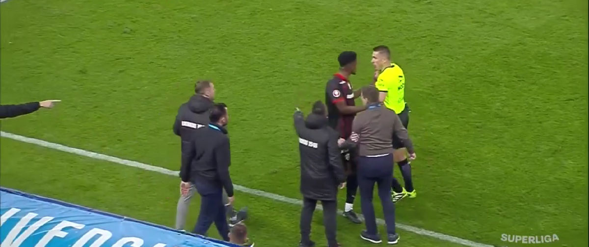 „Fu**ing JOKE!” » Jucătorii lui Dinamo au răbufnit după eroarea evidentă de arbitraj din Bănie