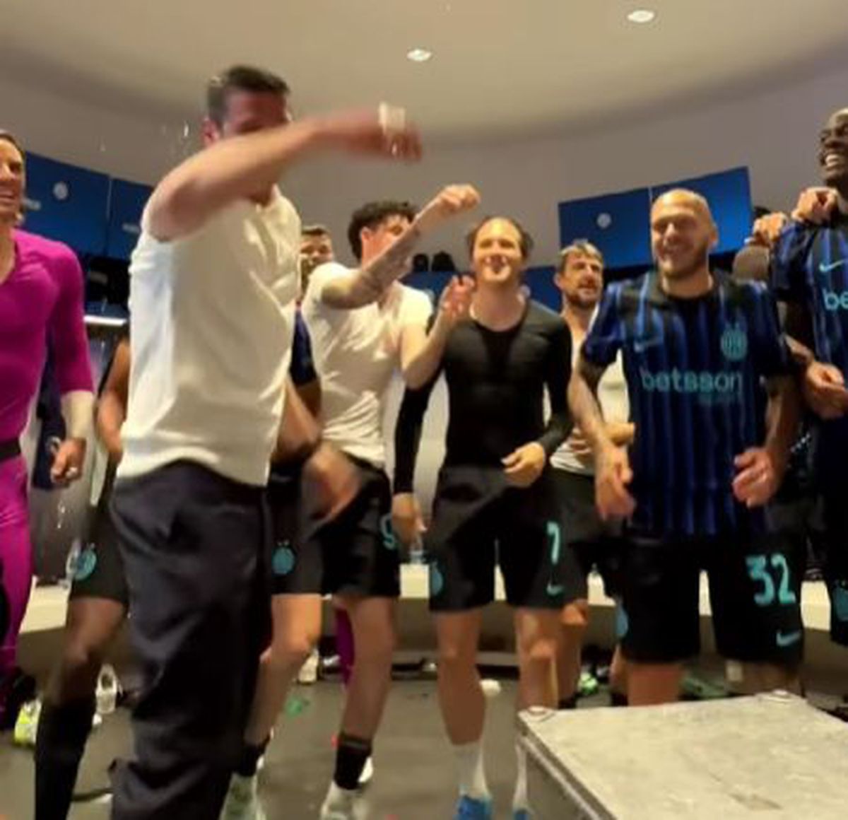 Imagini nebune din vestiarul lui Inter după titlu