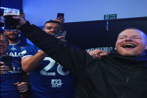 Ed Sheeran, în mijlocul petrecerii după revenirea lui Ipswich în Premier League » Sărbătoare cu muzică și bere, direct în vestiar