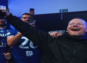 Ed Sheeran, în mijlocul petrecerii după revenirea lui Ipswich în Premier League » Sărbătoare cu muzică și bere, direct în vestiar