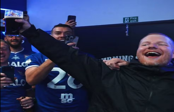 Ed Sheeran, în mijlocul petrecerii după revenirea lui Ipswich în Premier League » Sărbătoare cu muzică și bere, direct în vestiar