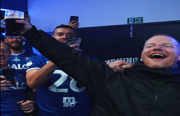 Ed Sheeran, în mijlocul petrecerii după revenirea lui Ipswich în Premier League » Sărbătoare cu muzică și bere, direct în vestiar