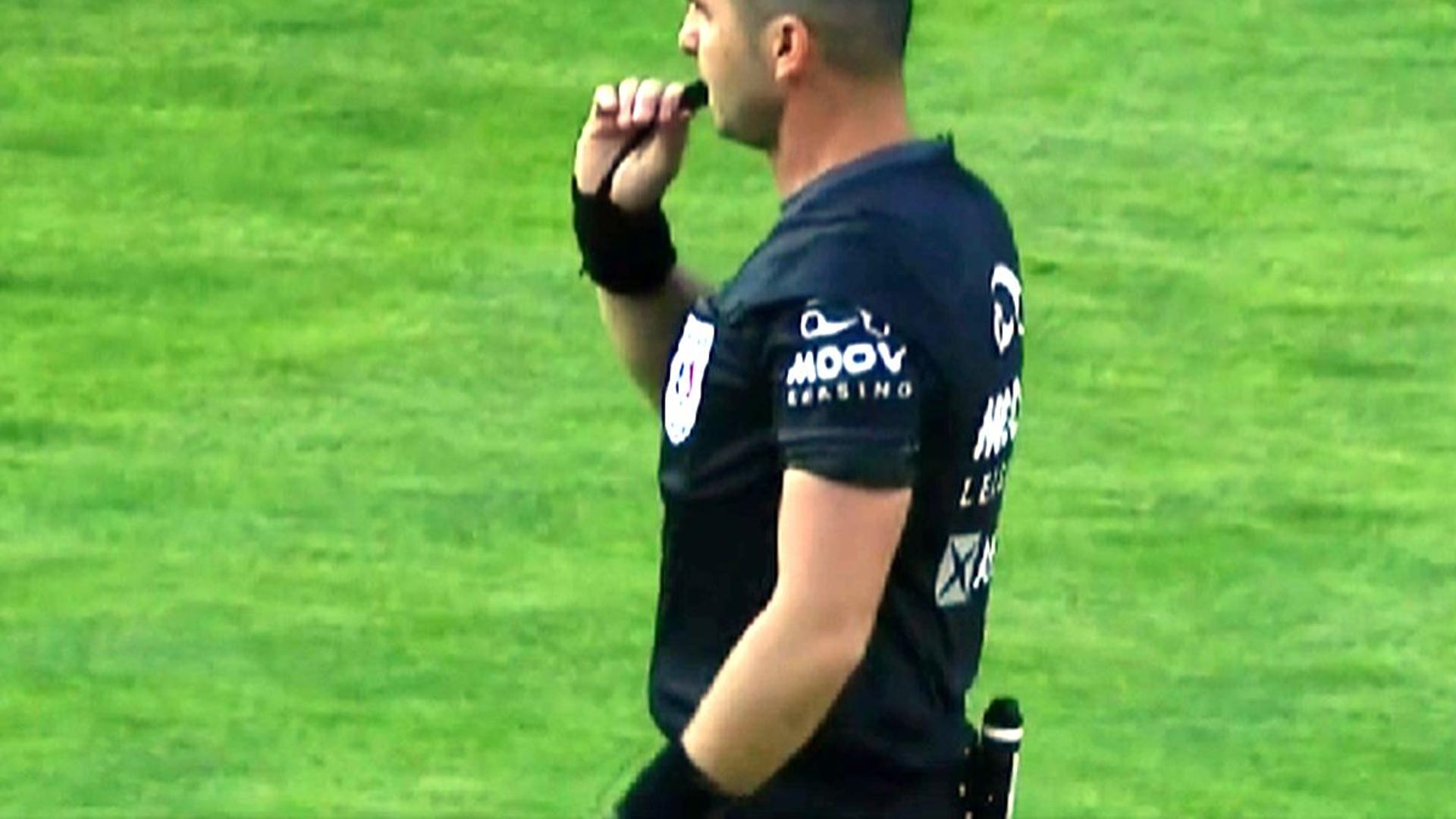 Arbitru fluierând prematur în meciul Petrolul - UTA, gol anulat după greșeală arbitraj și intervenție VAR blocată în careu. | sursa foto: Gazeta Sporturilor