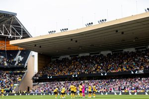 O bucată de metal a căzut de pe acoperișul stadionului din Premier League » Fanii puteau asista la o tragedie