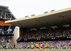 O bucată de metal a căzut de pe acoperișul stadionului din Premier League » Fanii puteau asista la o tragedie