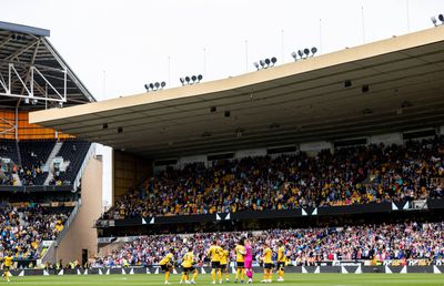 O bucată de metal a căzut de pe acoperișul stadionului din Premier League » Fanii puteau asista la o tragedie