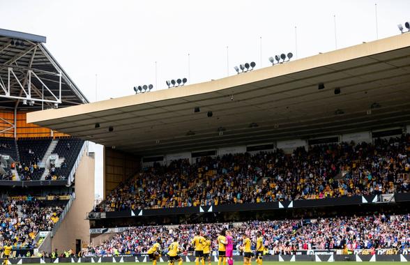 O bucată de metal a căzut de pe acoperișul stadionului din Premier League » Fanii puteau asista la o tragedie