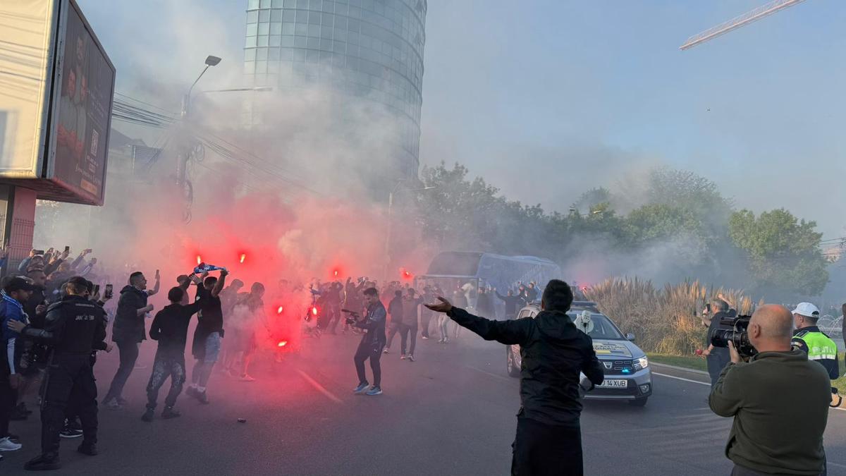 Atmosfera creată de suporterii olteni înainte de Universitatea Craiova - Dinamo
