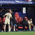 Hansi Flick îl îmbrățișează pe Gavi, omul său cheie la mijlocul terenului / Foto: Imago