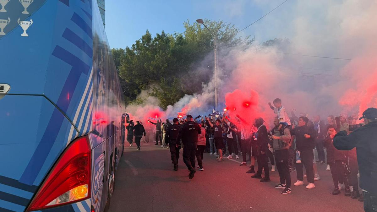 Atmosfera creată de suporterii olteni înainte de Universitatea Craiova - Dinamo