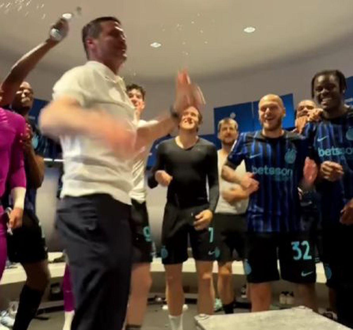 Imagini nebune din vestiarul lui Inter după titlu: Chivu și-a aruncat sacoul de antrenor și s-a descătușat!