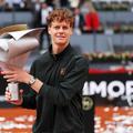Jannik Sinner cu trofeul de la Madrid FOTO Guliver/GettyImages