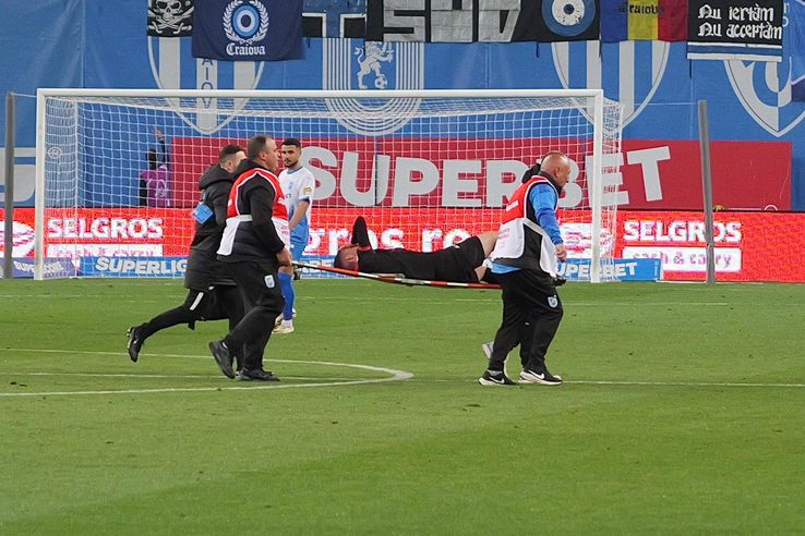 Alberto Soro, accidentat în Universitatea Craiova - Dinamo, în etapa a 7-a din play-off // foto: Andrei Furnigă (GSP.ro)