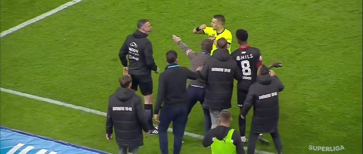 „Fu**ing JOKE!” » Jucătorii lui Dinamo au răbufnit după eroarea evidentă de arbitraj din Bănie