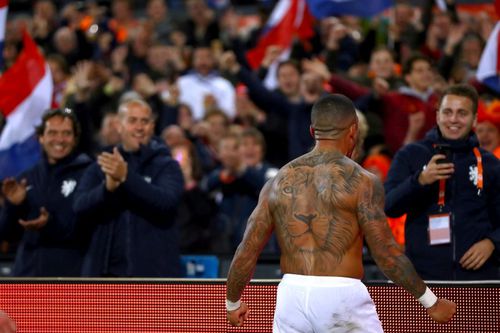 Memphis Depay, cu spatele, celebrând un gol marcat pentru Olanda // Foto: Getty Images