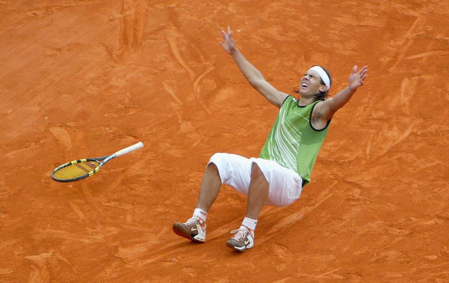 Rafael Nadal pe zgura pariziană în 2005, bucurându-se după câștigarea finalei FOTO Guliver/GettyImages