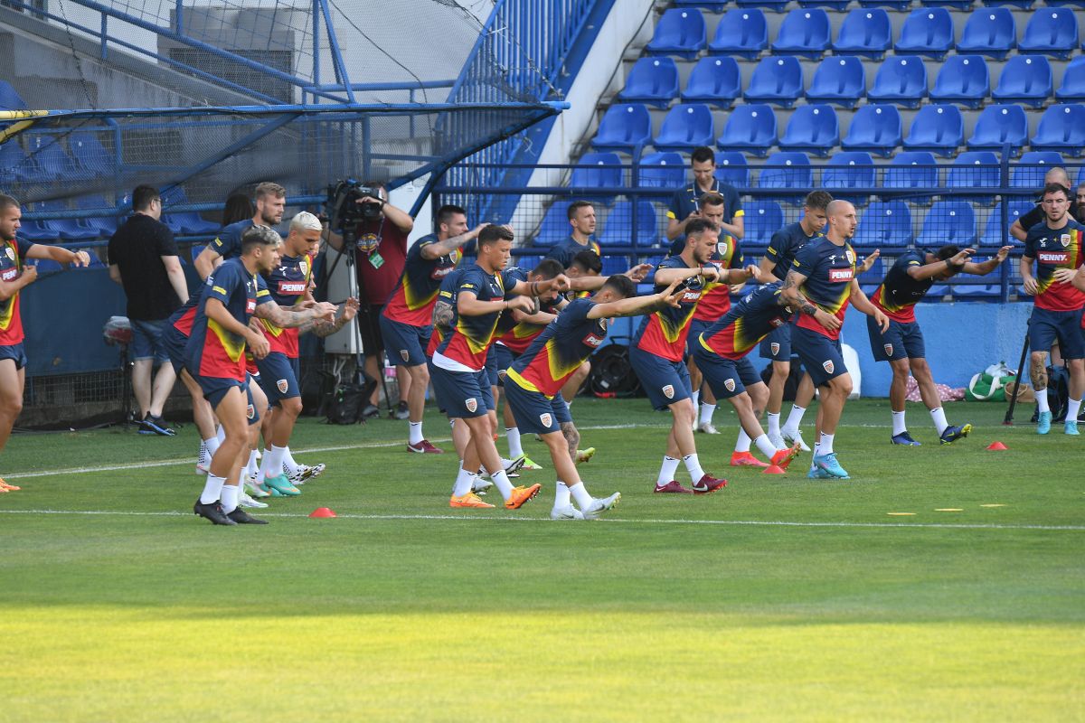 Antrenamentul lui Edi Iordănescu de la Podgorica, supravegheat de Răzvan Burleanu