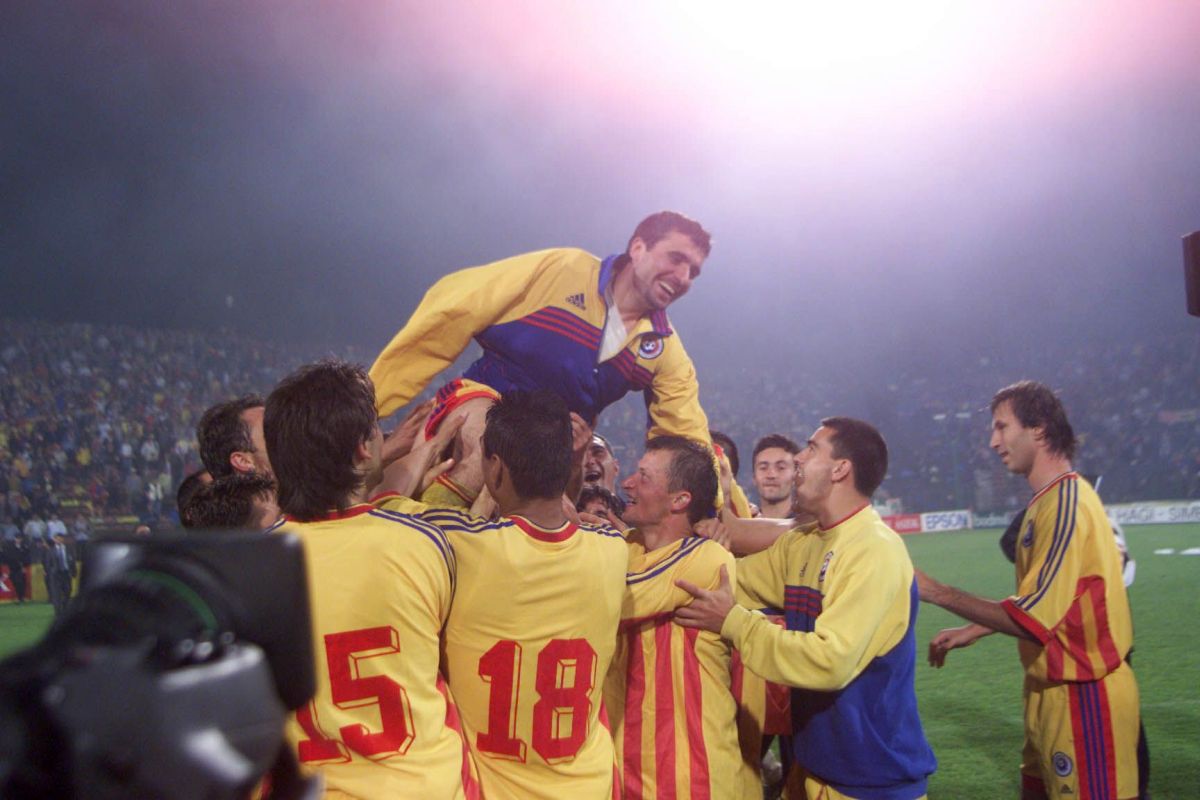 24 de ani de când Stelea le arăta degetele mijlocii spectatorilor, iar Hagi cerea statuie » În 2015, când i s-a făcut un bust, „Regele” declara: „Eu sunt legendă, nu statuie! V-am făcut fericiți”