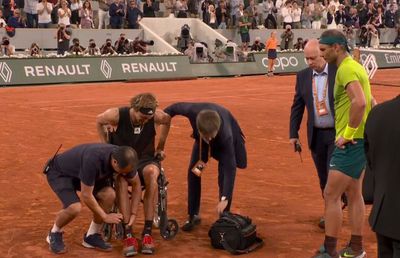 Urlete de durere în semifinala Nadal - Zverev » Neamțul, forțat să abandoneze după o accidentare groaznică: „Îmi pare atât de rău pentru el”