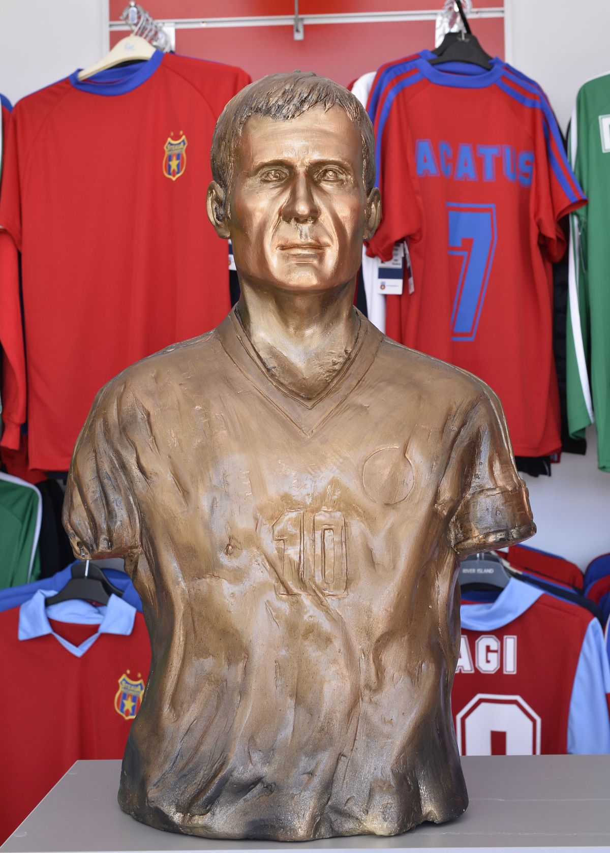 24 de ani de când Stelea le arăta degetele mijlocii spectatorilor, iar Hagi cerea statuie