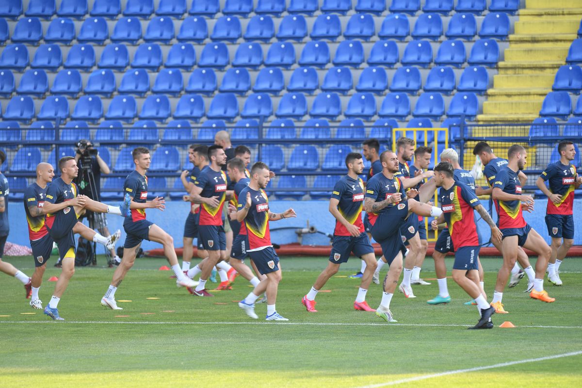 Antrenamentul lui Edi Iordănescu de la Podgorica, supravegheat de Răzvan Burleanu