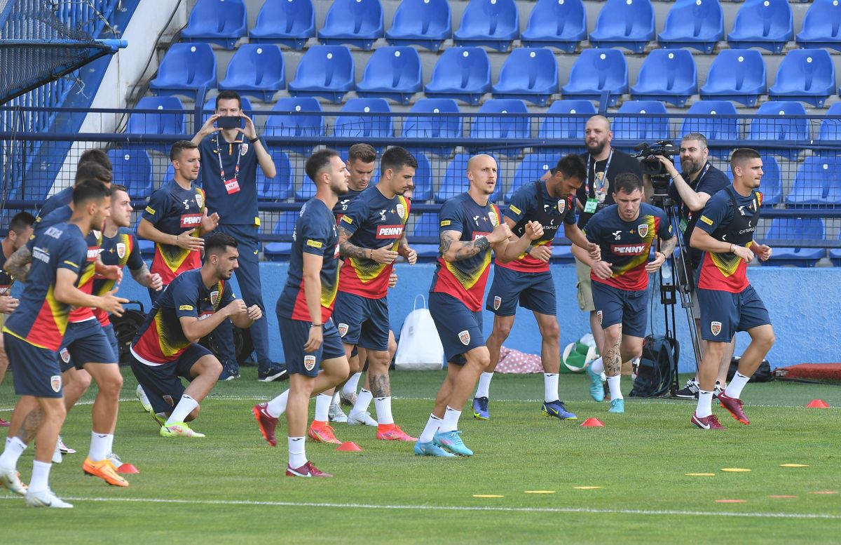 Antrenamentul lui Edi Iordănescu de la Podgorica, supravegheat de Răzvan Burleanu