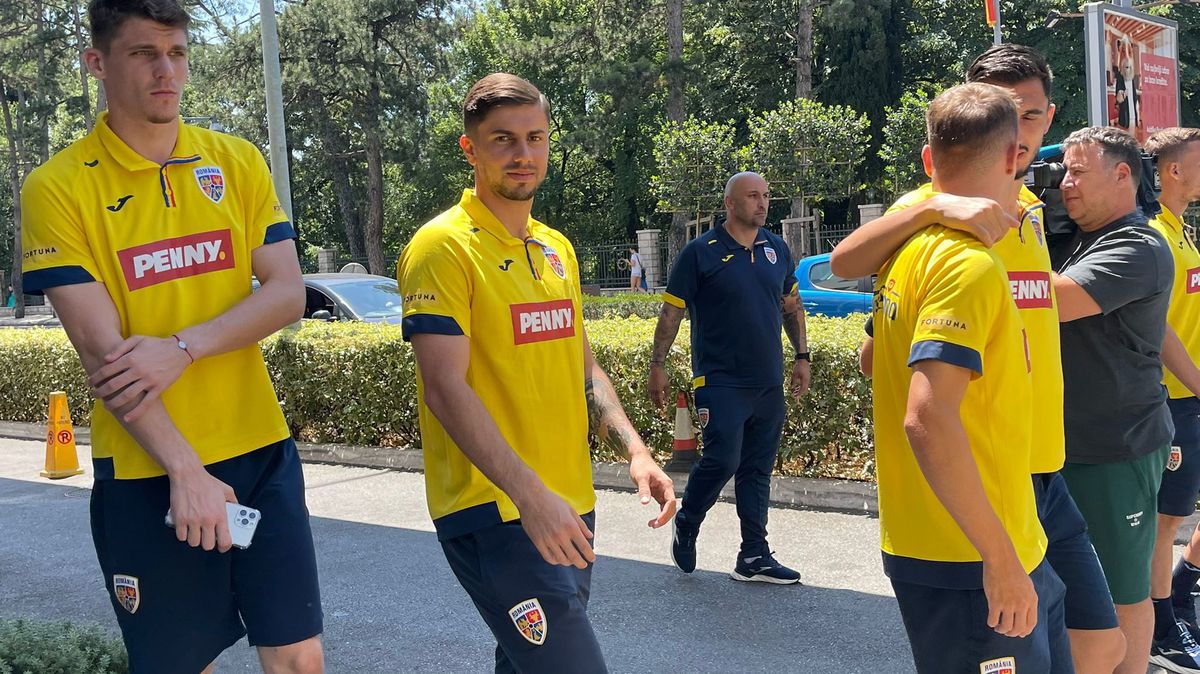 Jucătorii naționalei României s-au relaxat înainte de meciul cu Muntenegru » Moment amuzant în parc