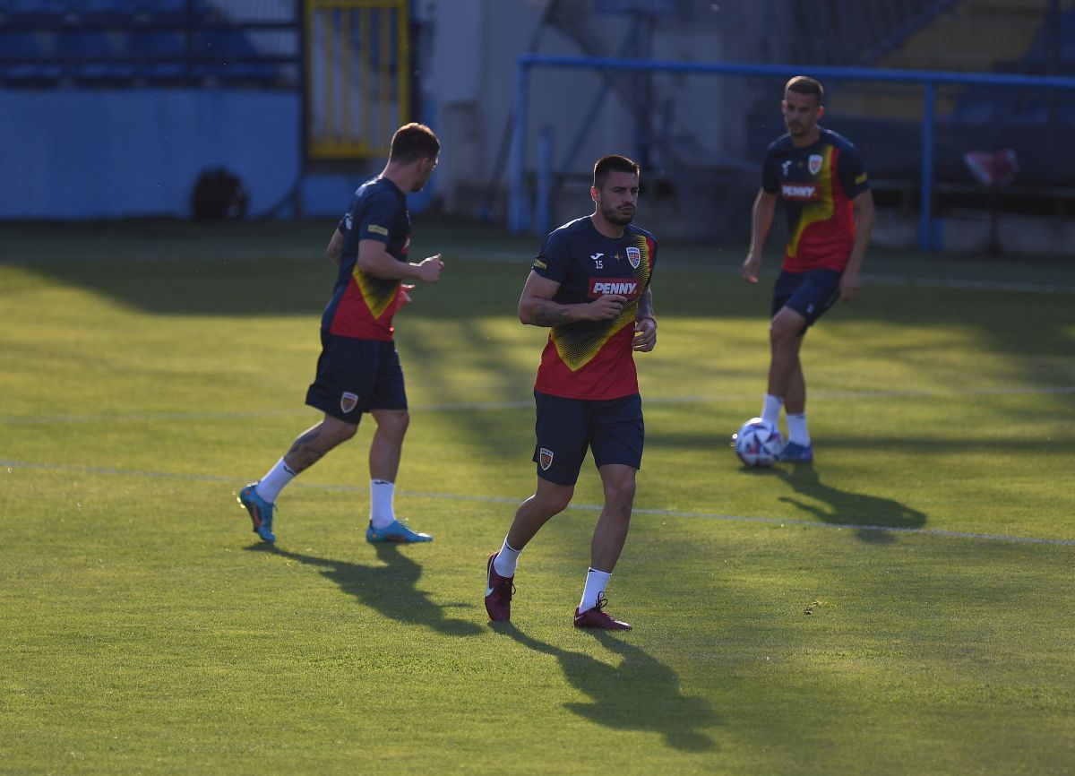 Antrenamentul lui Edi Iordănescu de la Podgorica, supravegheat de Răzvan Burleanu