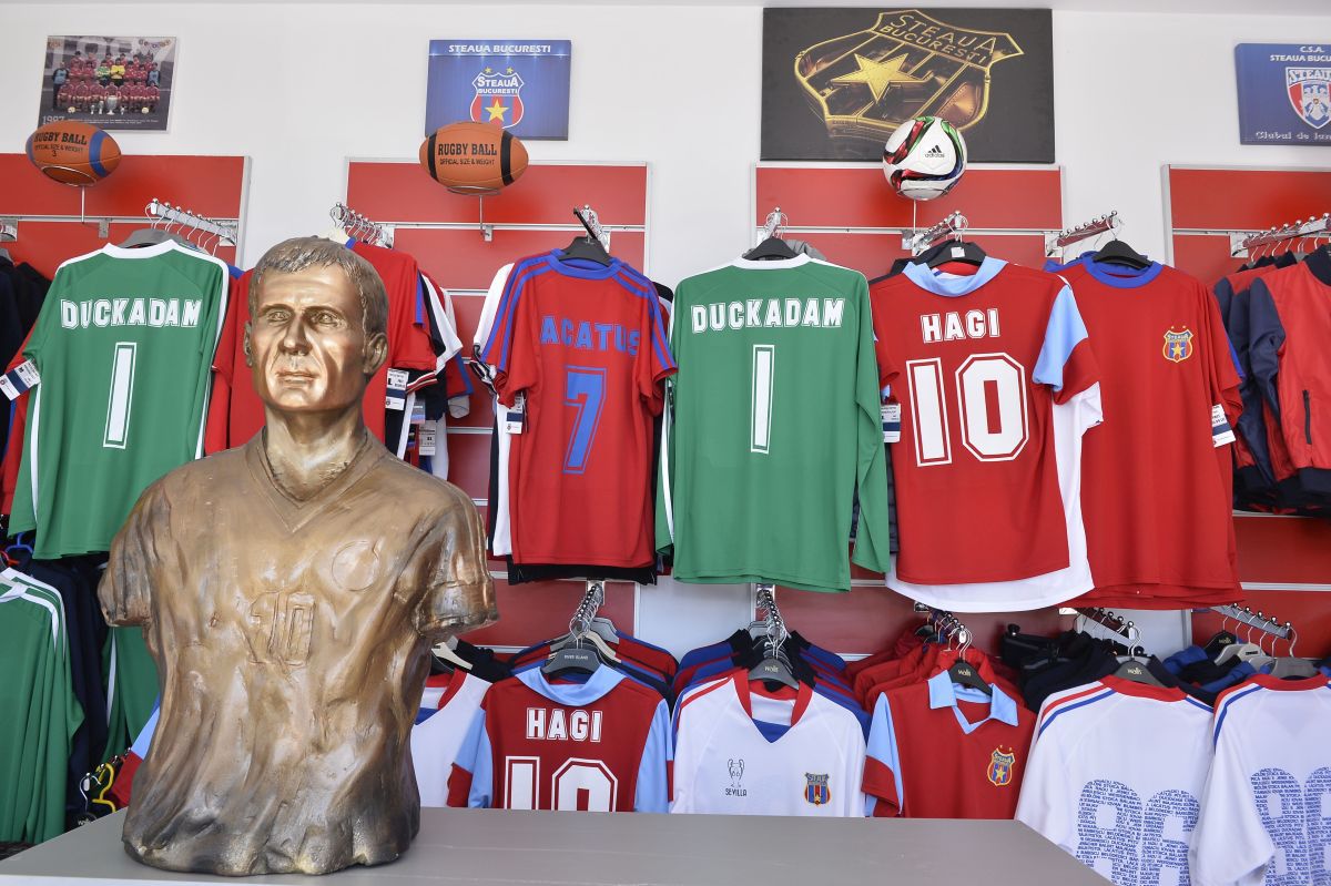 24 de ani de când Stelea le arăta degetele mijlocii spectatorilor, iar Hagi cerea statuie » În 2015, când i s-a făcut un bust, „Regele” declara: „Eu sunt legendă, nu statuie! V-am făcut fericiți”