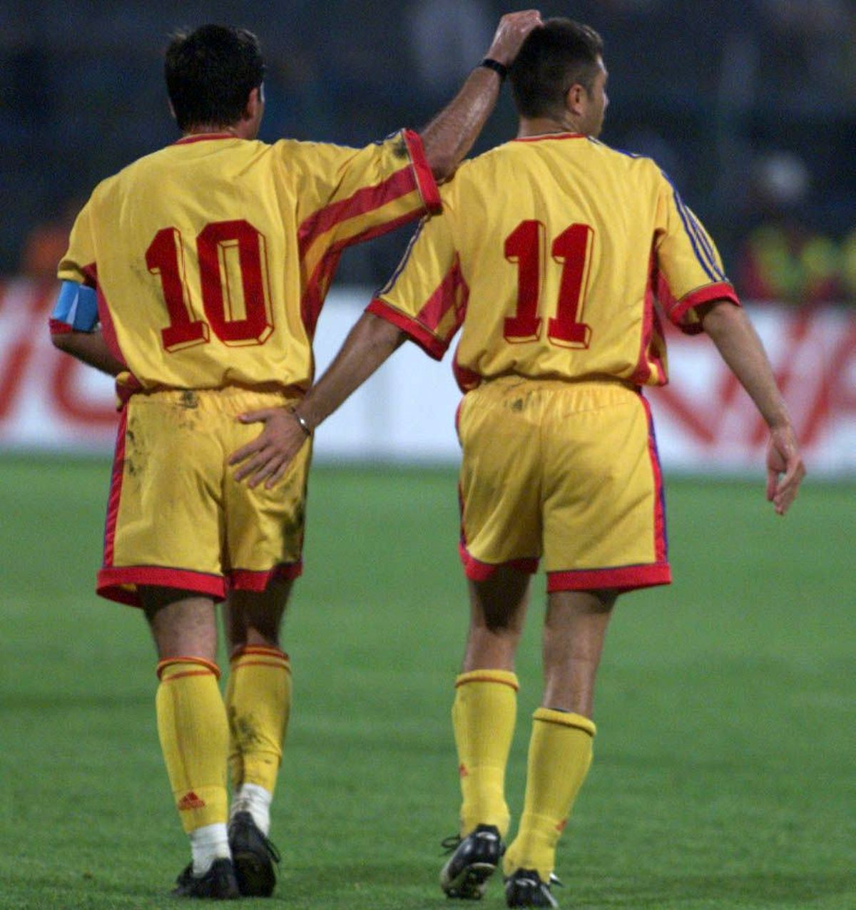 24 de ani de când Stelea le arăta degetele mijlocii spectatorilor, iar Hagi cerea statuie » În 2015, când i s-a făcut un bust, „Regele” declara: „Eu sunt legendă, nu statuie! V-am făcut fericiți”