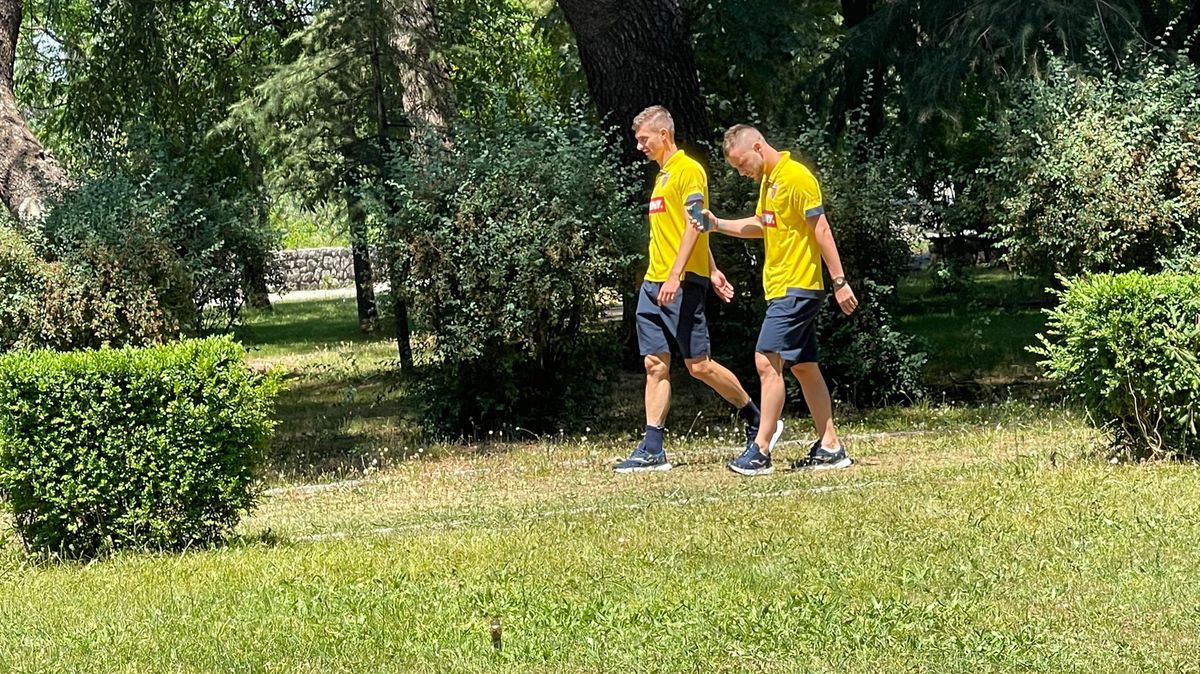 Jucătorii naționalei României s-au relaxat înainte de meciul cu Muntenegru » Moment amuzant în parc