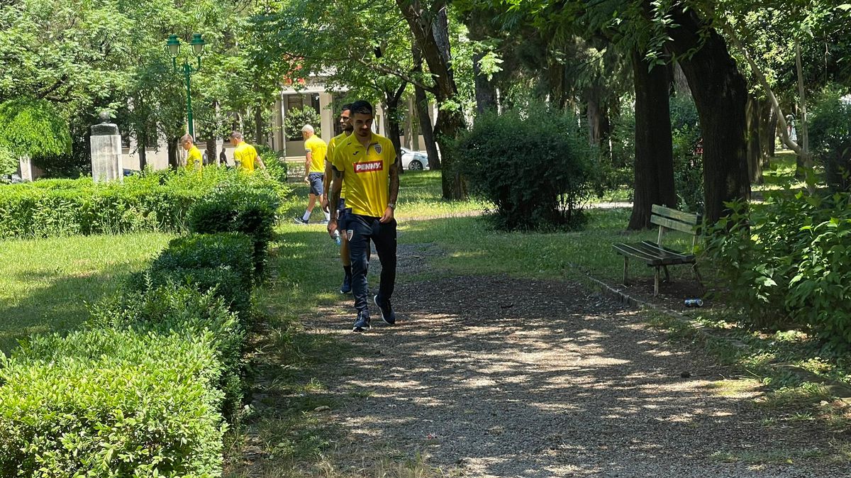 Jucătorii naționalei României s-au relaxat înainte de meciul cu Muntenegru » Moment amuzant în parc