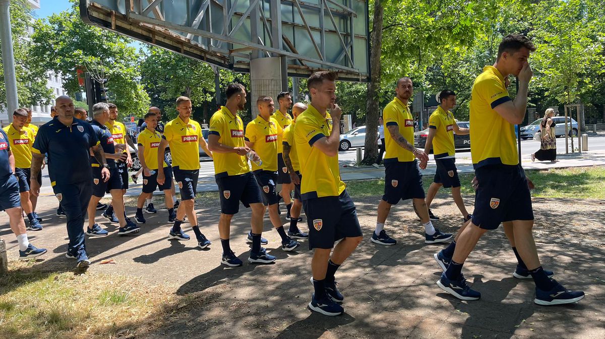 Jucătorii naționalei României s-au relaxat înainte de meciul cu Muntenegru » Moment amuzant în parc
