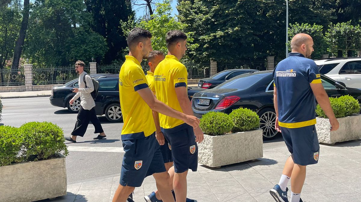 Jucătorii naționalei României s-au relaxat înainte de meciul cu Muntenegru » Moment amuzant în parc